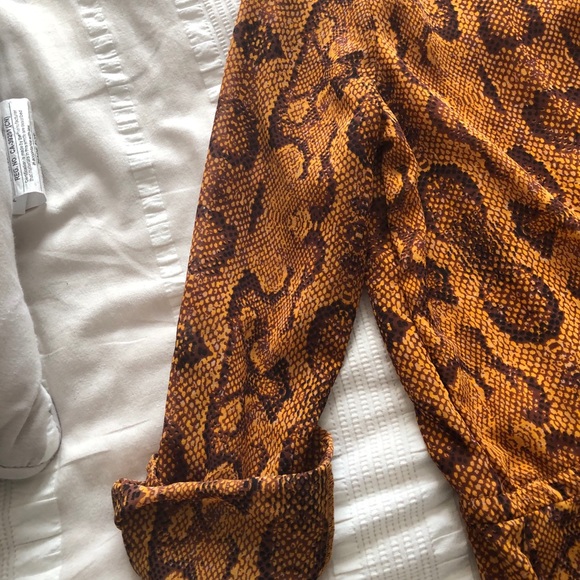 NWT fun print blouse with fitted belt waist - Picture 3 of 7